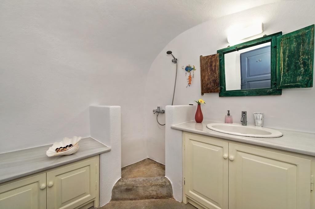Lucky Homes - Oia Room photo