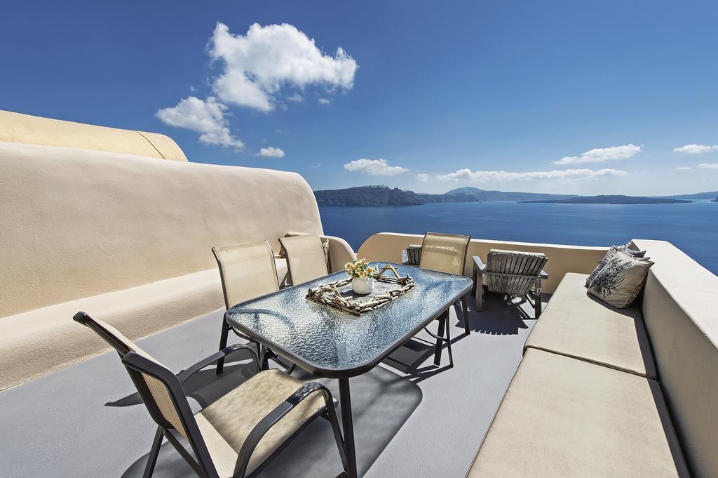 Lucky Homes - Oia Room photo