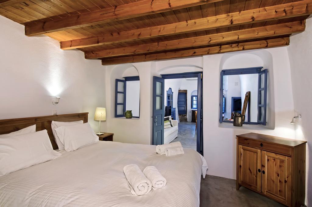 Lucky Homes - Oia Room photo