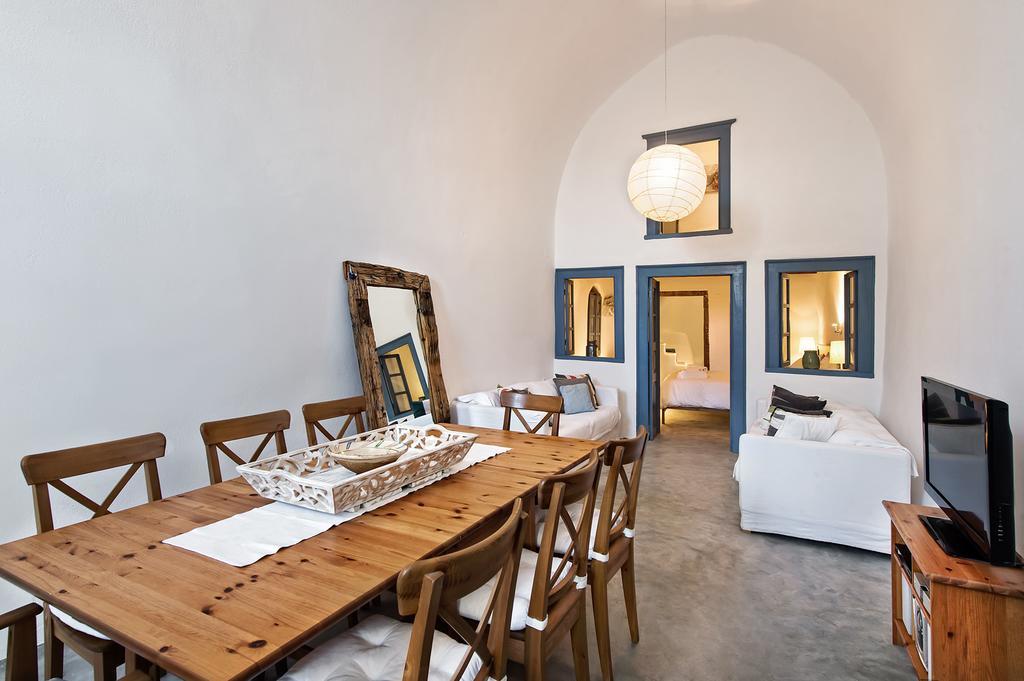 Lucky Homes - Oia Room photo